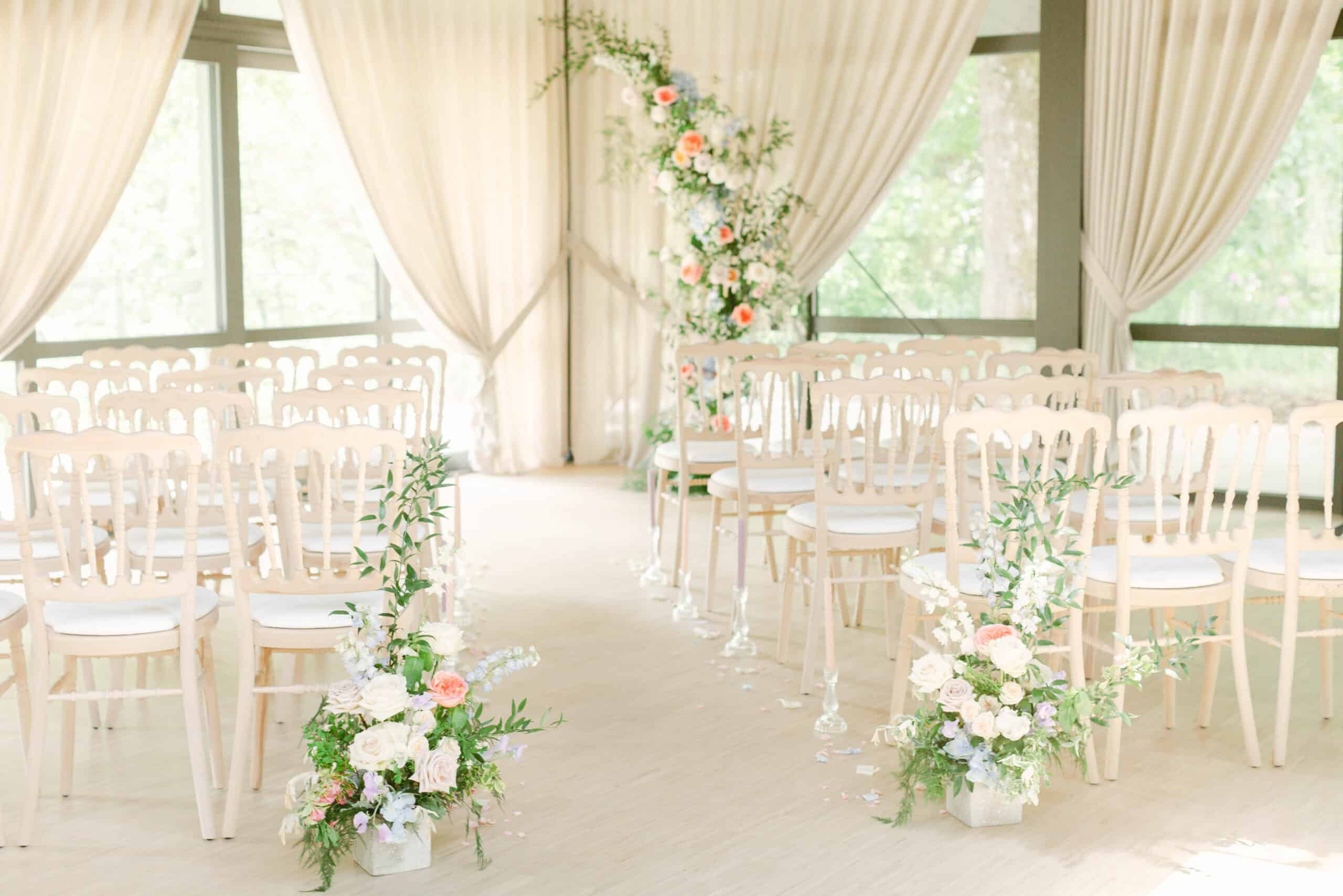 Salle de mariage décorée à la Villa des Hêtres Pourpres, prête à accueillir une réception élégante et mémorable.