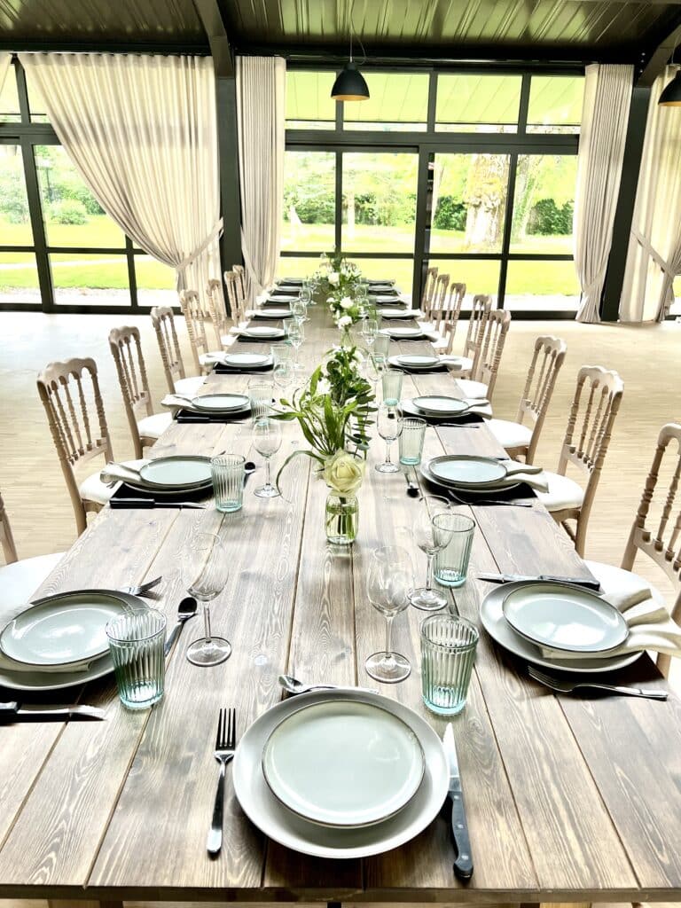 Table de séminaire élégamment pour les séminaires décorée à la Villa des Hêtres Pourpres, préparée pour un événement professionnel.