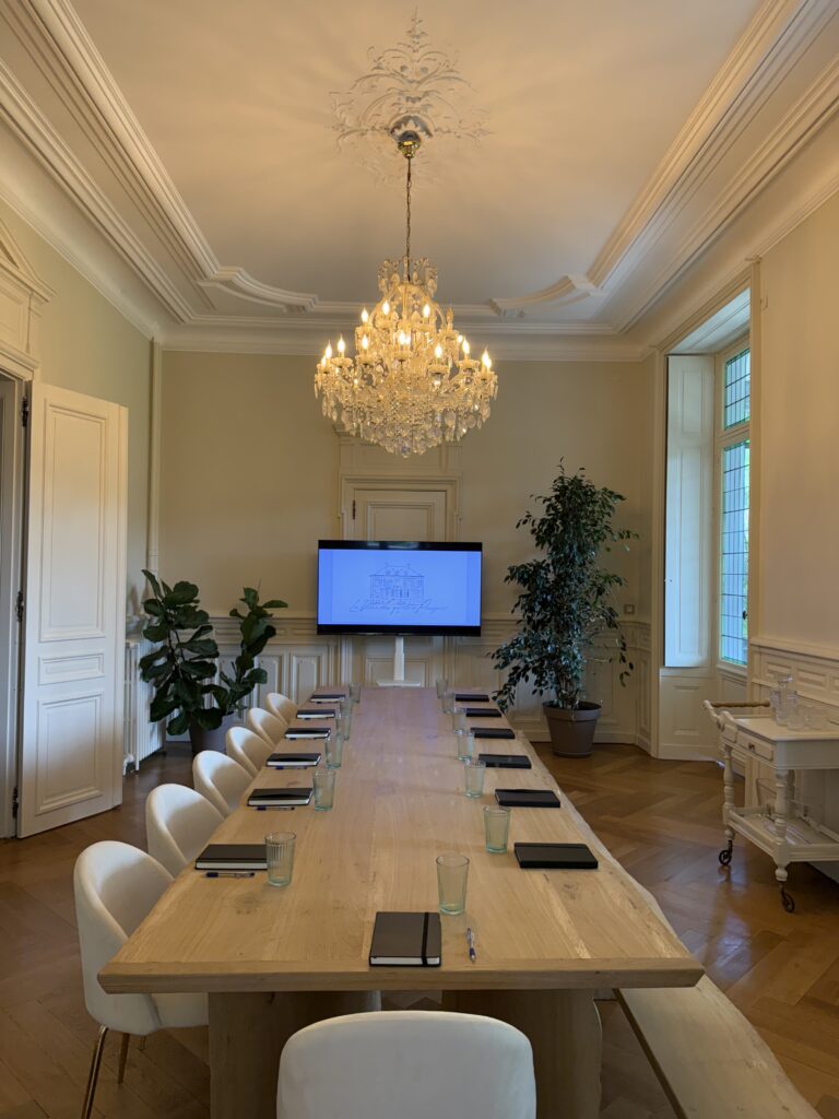 2437E844-BEFB-4989-9FB7-C54013D08EF3 – La villa des hêtres pourpres