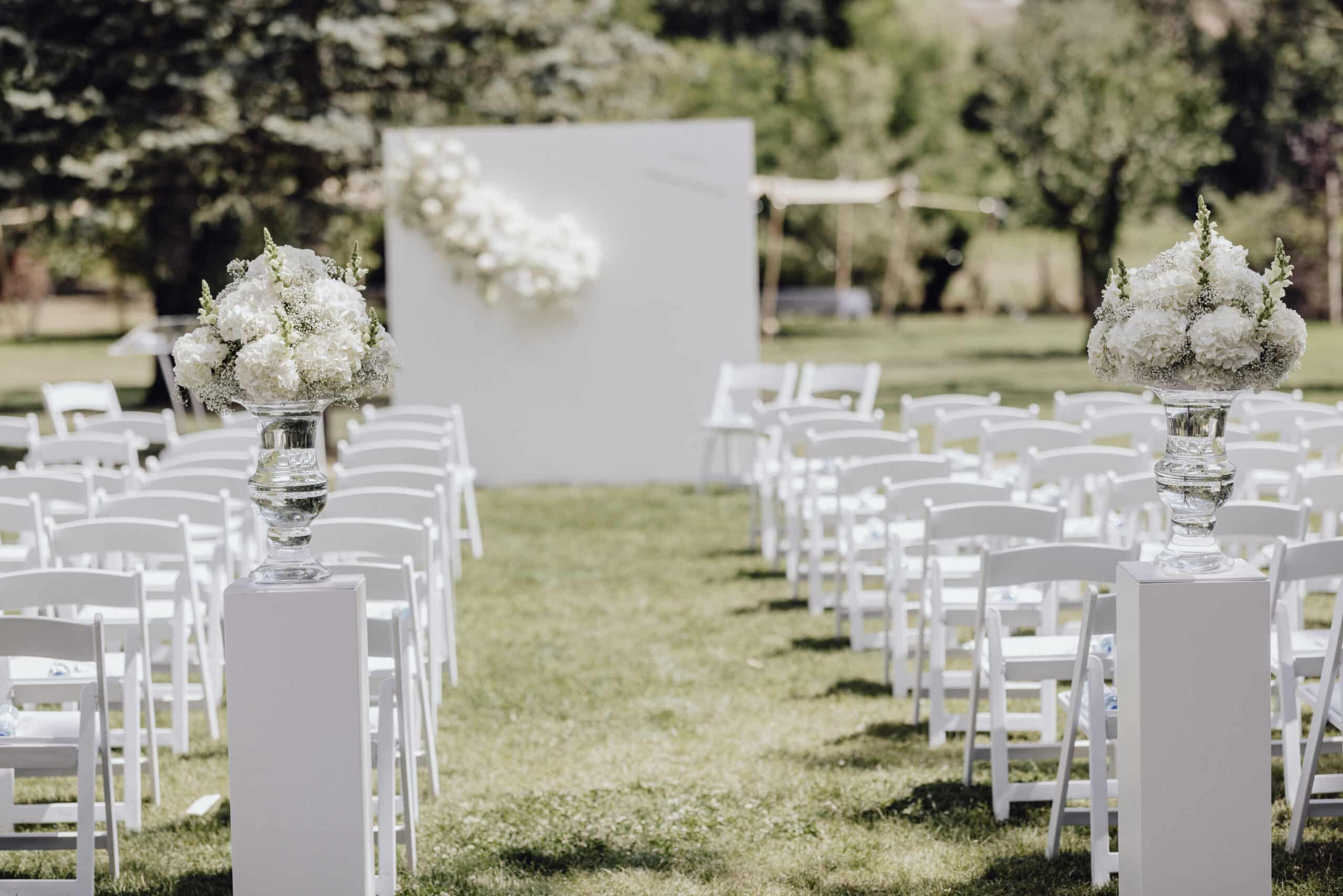 Allée de cérémonie de mariage en extérieur décorée en blanc à la Villa des Hêtres Pourpres.