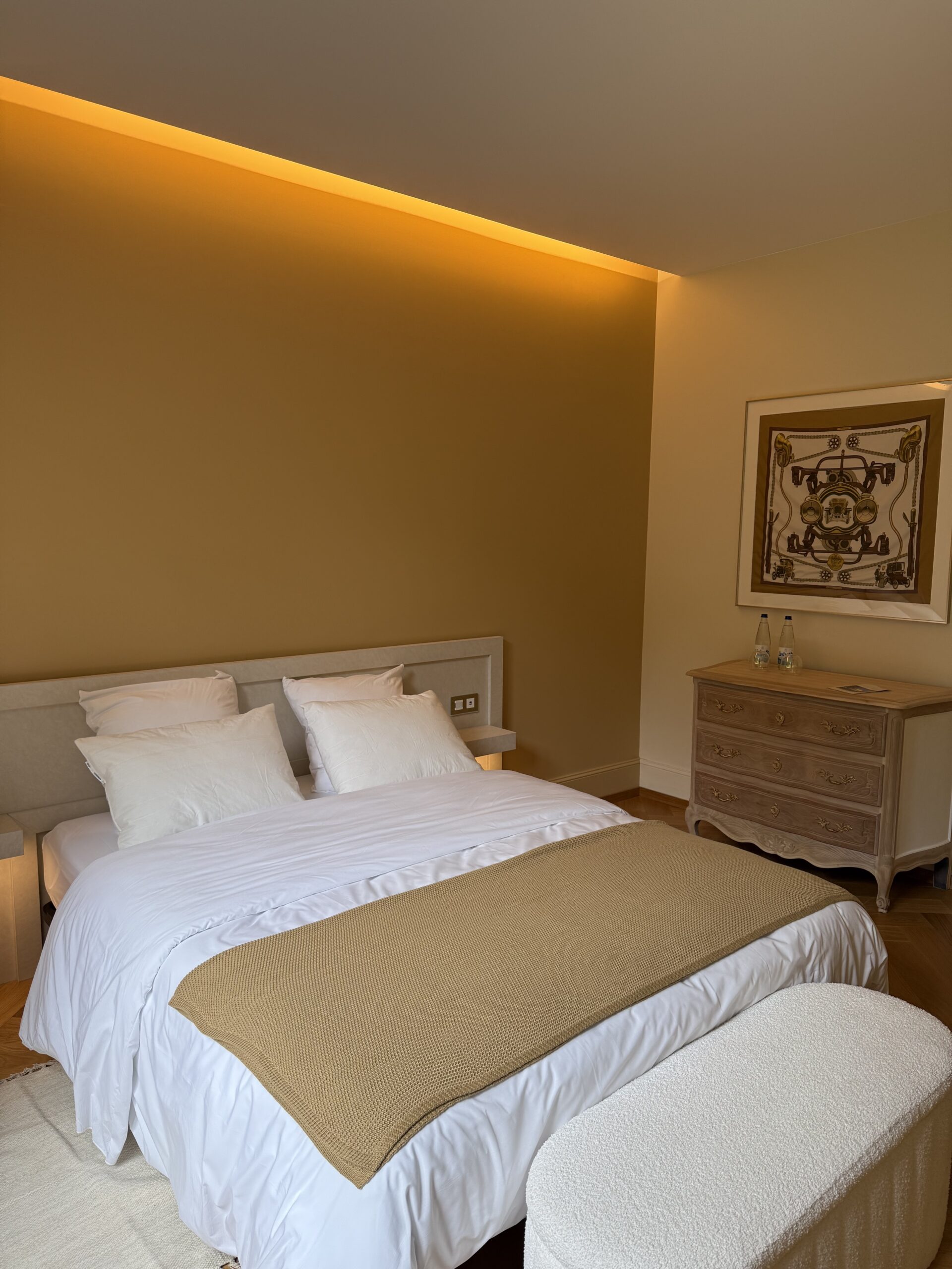 Une belle chambre avec un carré Hermès dans la Villa