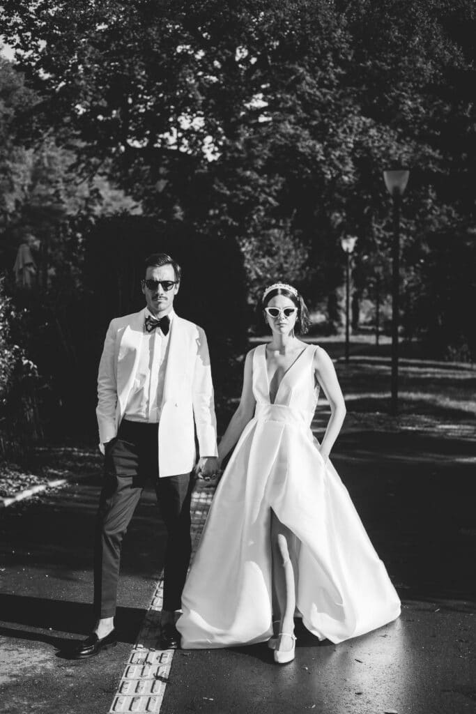 Couple de mariés posant en style old Hollywood, en noir et blanc, à la Villa des Hêtres Pourpres.