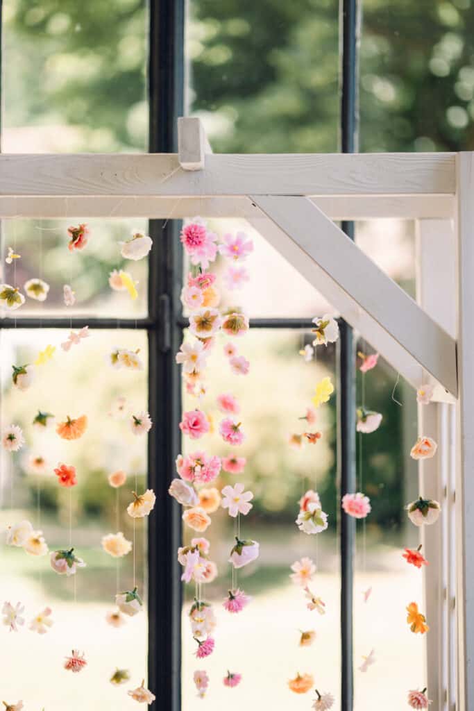 Guirlande de fleurs suspendues près d’une fenêtre à la Villa des Hêtres Pourpres.