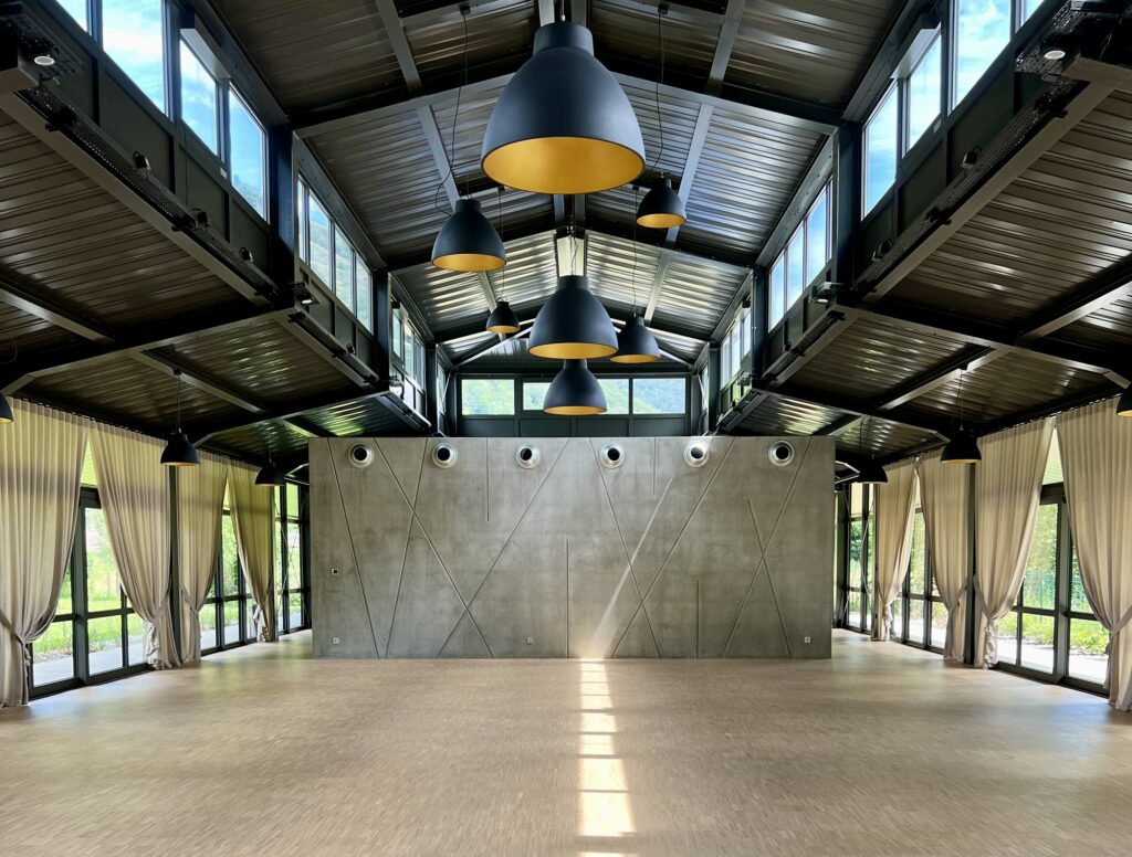 interieur-orangerie-villa-des-hetres-pourpres – La villa des hêtres pourpres Intérieur lumineux de l’orangerie de la Villa des Hêtres Pourpres avec grandes baies vitrées donnant sur le parc.