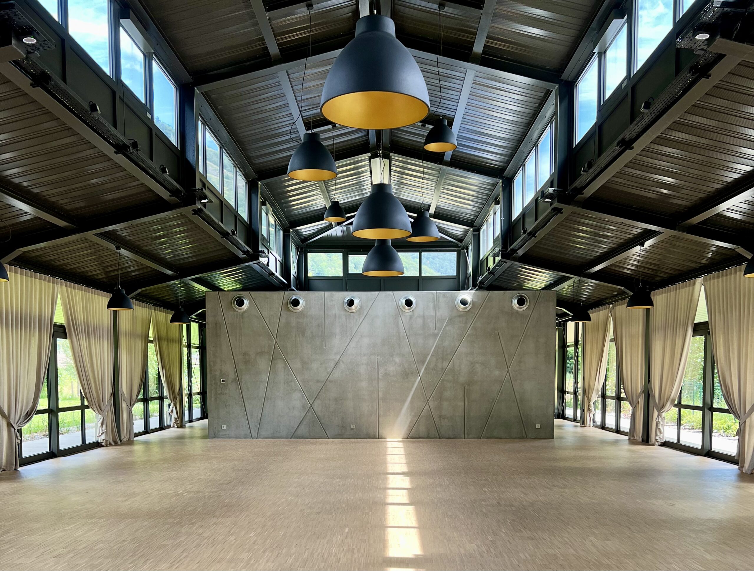 interieur-orangerie-villa-des-hetres-pourpres – La villa des hêtres pourpres Intérieur lumineux de l’orangerie de la Villa des Hêtres Pourpres avec grandes baies vitrées donnant sur le parc.