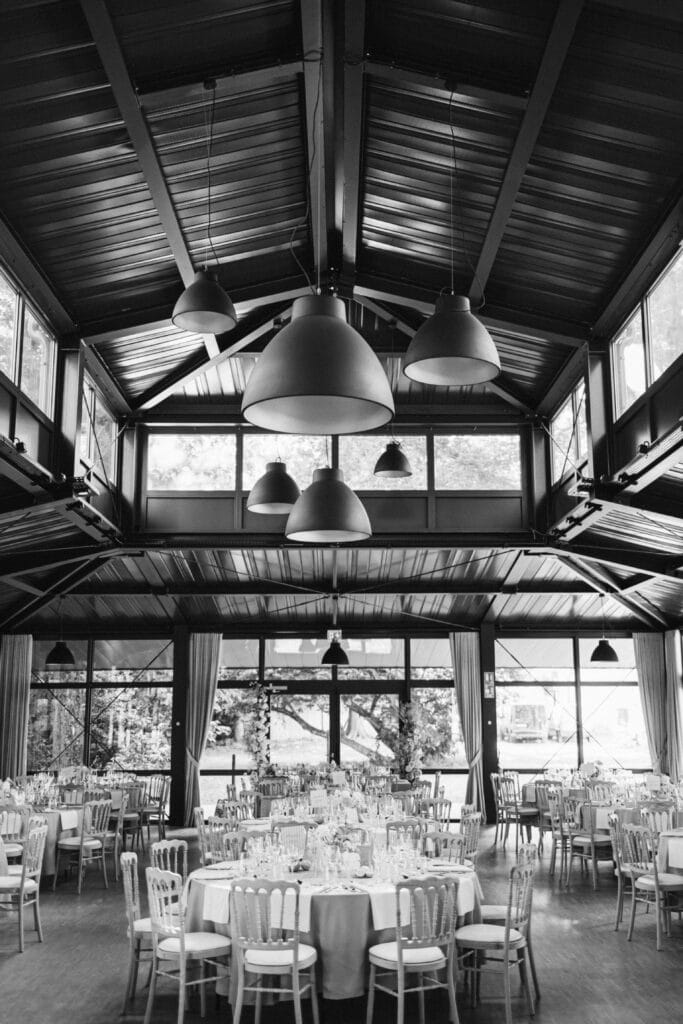Salle de réception dressée pour un mariage, en noir et blanc, à la Villa des Hêtres Pourpres.