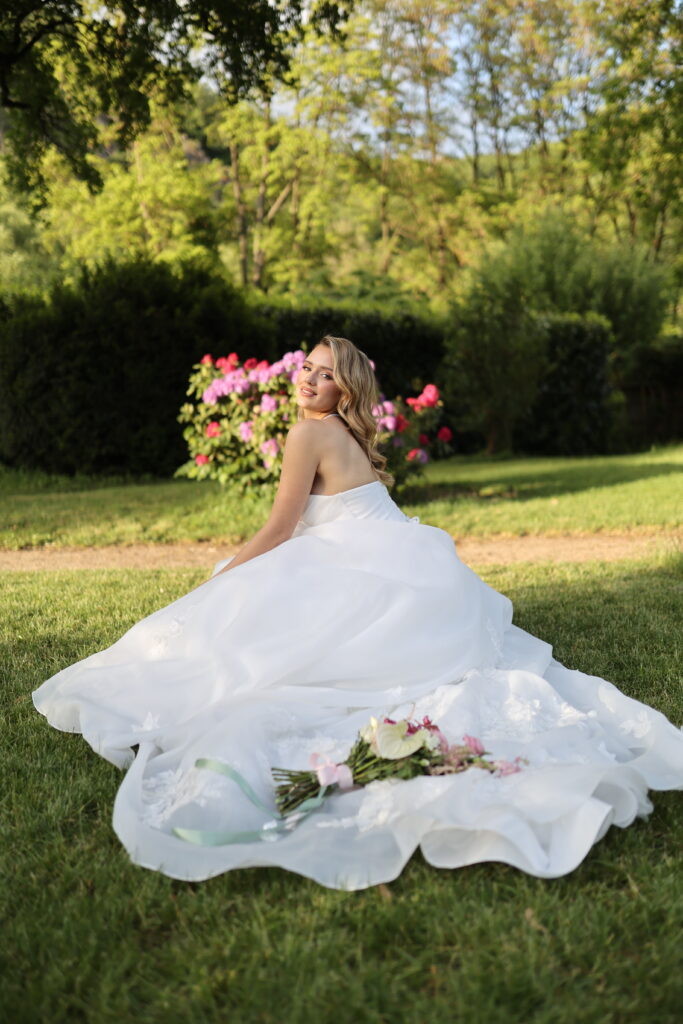 Shooting de la mariée – La villa des hêtres pourpres La mariée dans le parc de la Villa des Hêtres Pourpres