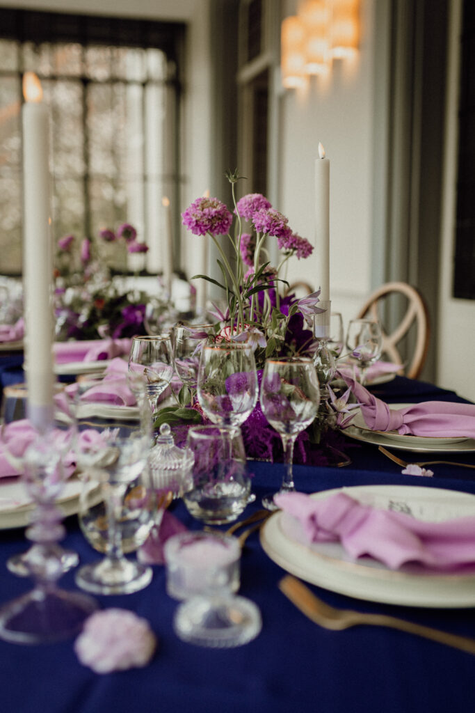 Améthyste – La villa des hêtres pourpres TABLE INTIMISTE DECORÉ SUR LE THEME AMETHYSTE